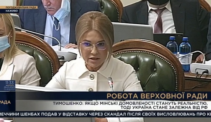 Юлия Тимошенко в белоснежном костюме с большими пуговицами впервые вышла в свет в новом году