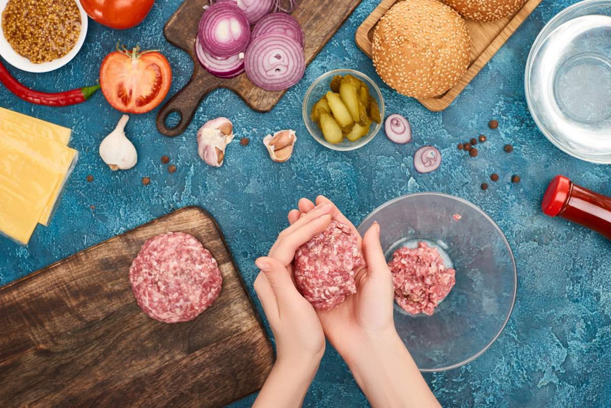 Как приготовить сочные котлеты из жесткого мяса: секретный ингредиент сделает блюдо вкуснее и нежнее  
