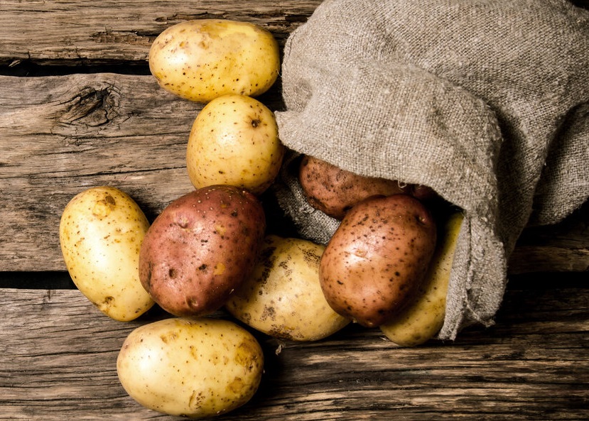 Названий найкращий спосіб зберігання картоплі у квартирі, щоб вона довго не псувалась