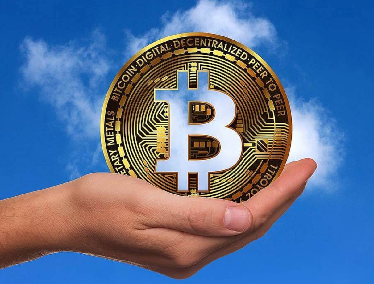 Курс биткоина рухнул почти вдвое: что происходит с самой популярной криптовалютой в мире