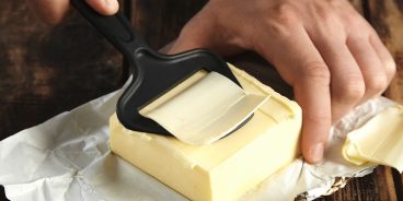 Как идеально нарезать сливочное масло без ножа: простой способ, который пригодится каждому на кухне  