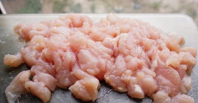 Мясные оладьи с секретным ингредиентом: рецепт сытного блюда под любой гарнир  
