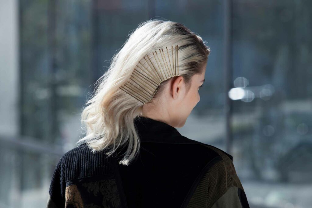 Стильні зачіски з невидимками та шпильками на кожен день: варіанти трендових укладок на будь-яку довжину волосся