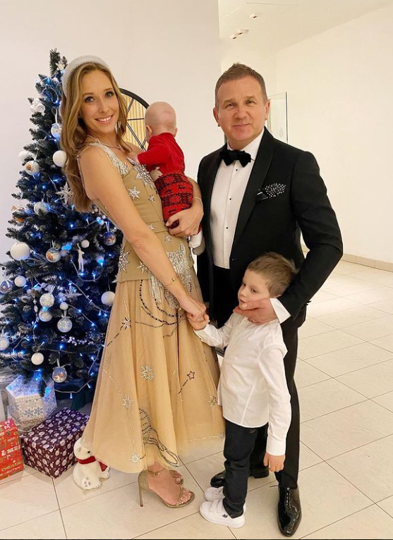“Як у казці“: Катя Осадча та Юрій Горбунов із двома синами показали сімейне фото біля ялинки