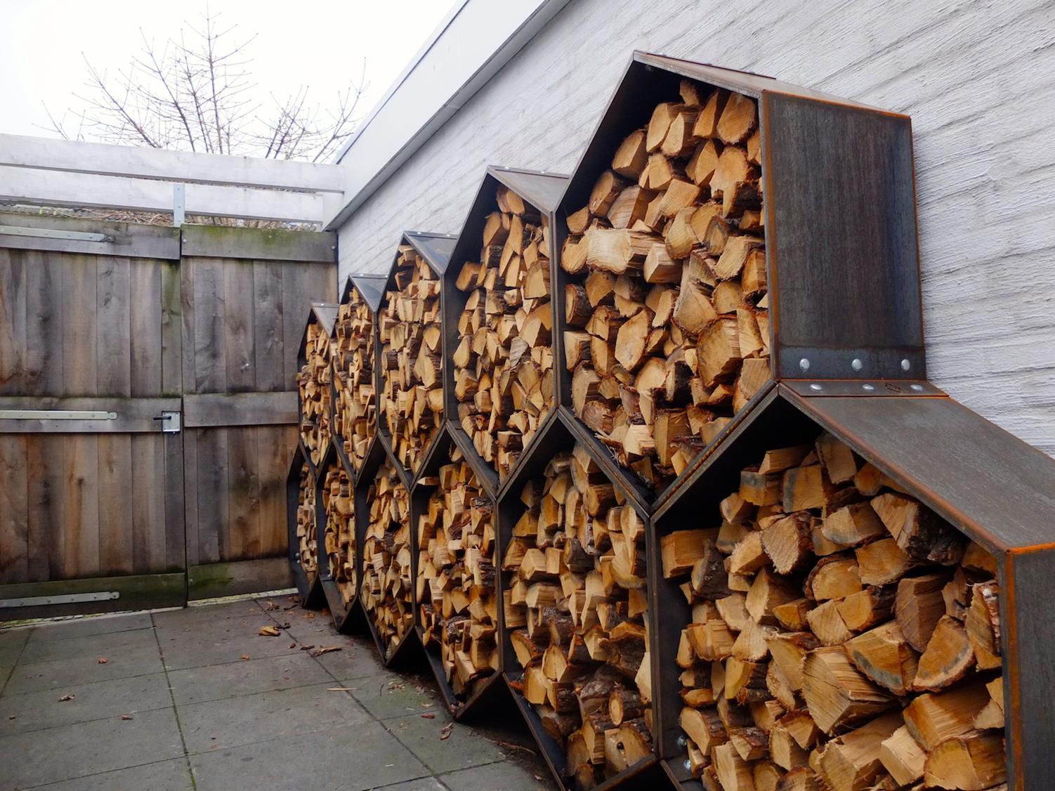 Как нужно хранить дрова для отопления, чтобы они легко разжигались и не сырели     