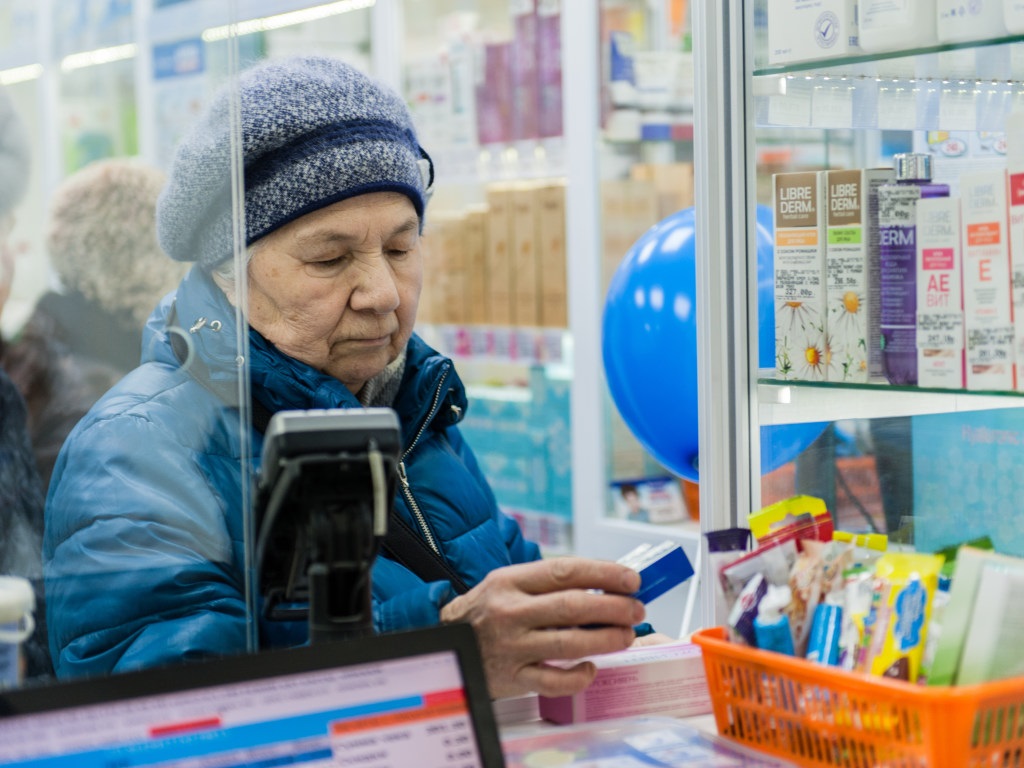 Украинцы младше 60 лет смогут покупать лекарства за “тысячу Зеленского“, но есть одно условие   