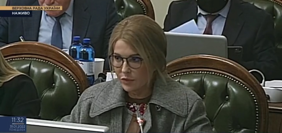 Юлія Тимошенко у вечірній сукні з сіткою та паєтками прийшла на роботу до Верховної Ради