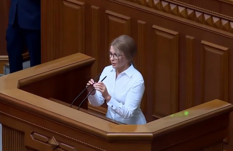 Размерчик маловат: Юлия Тимошенко в белой блузе подчеркнула недостатки фигуры