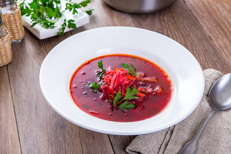 Борщ із секретним інгредієнтом: рецепт яскраво-червоної страви, як у ресторані - today.ua