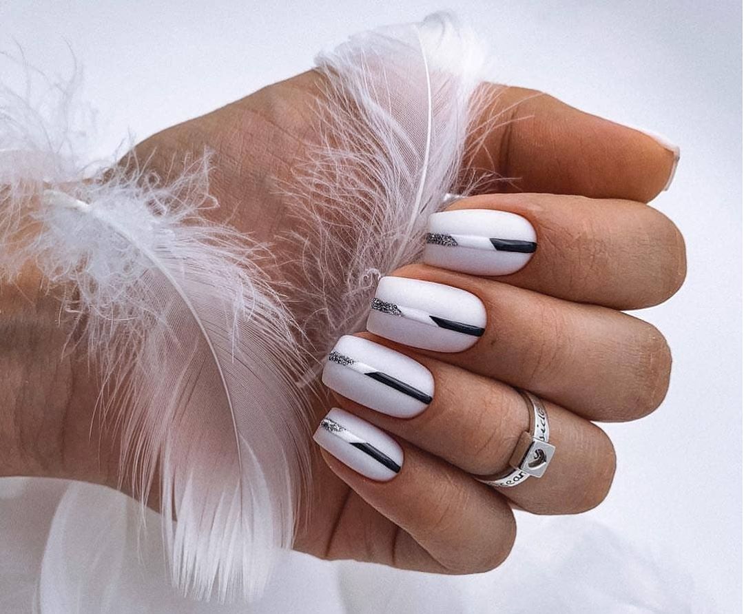 Маникюр на январь 2022: стильные варианты зимнего дизайна с рисунками и принтами