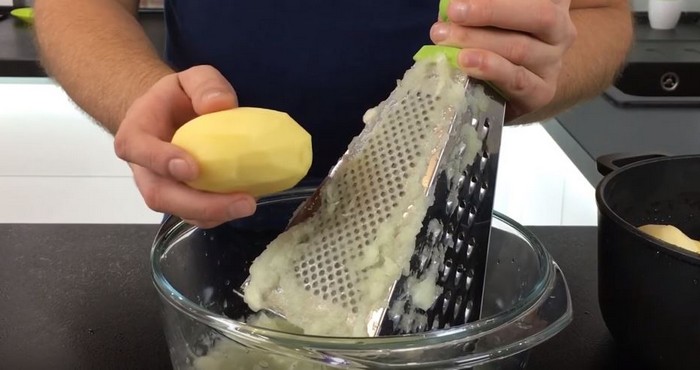 Деруны без муки и яиц: простой рецепт традиционных картофельных оладий     