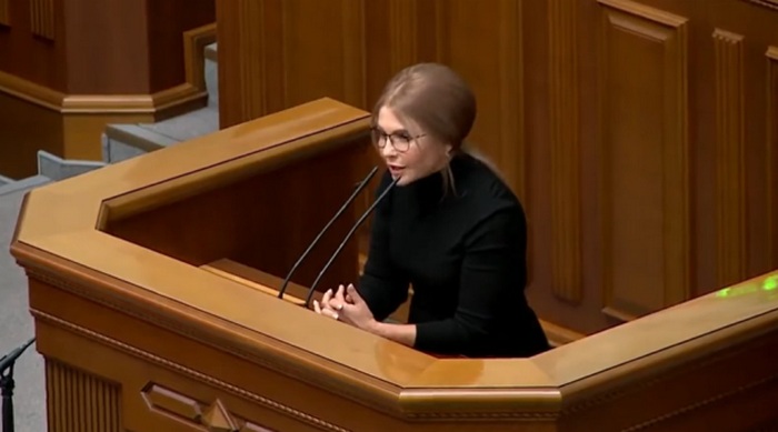 Юлія Тимошенко в облягаючій водолазці підкреслила струнку фігуру