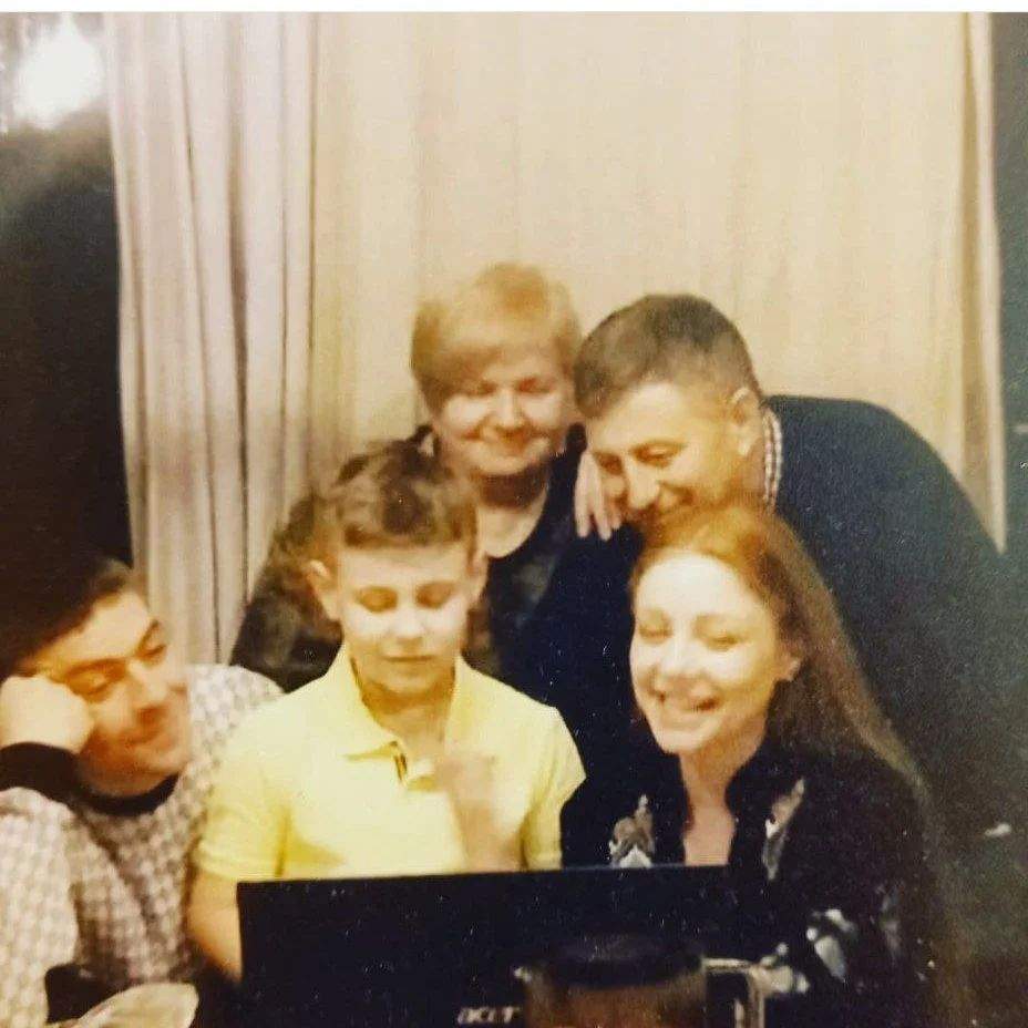 Семья в полном составе: в Сети появилось редкое фото Тины Кароль с родителями, братом и сыном