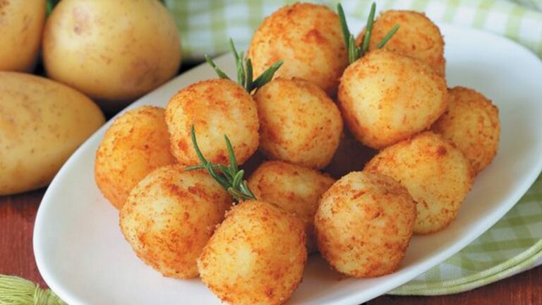 Картопляні кульки з сиром: рецепт пікантної закуски на святковий та повсякденний стіл - today.ua