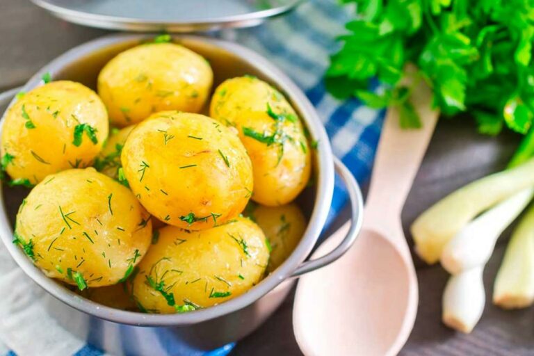 Какой секретный ингредиент добавить в вареный картофель, чтобы он получился рассыпчатым и вкусным - today.ua