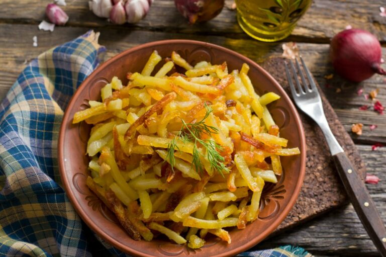 Як правильно смажити картоплю, щоб вона вийшла з хрусткою скоринкою: поради досвідчених господарок - today.ua