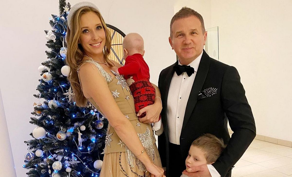 Шматочок мирного життя: Катя Осадча показала відео, як з чоловіком та дітьми прикрасила ялинку - today.ua