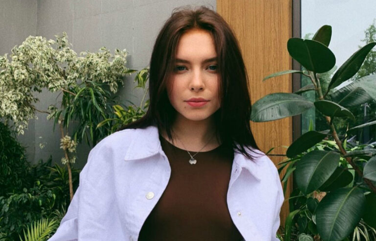 У маминих шкіряних чоботях та міні: 19-річна дочка Олени Кравець здивувала дорослим вбранням - today.ua