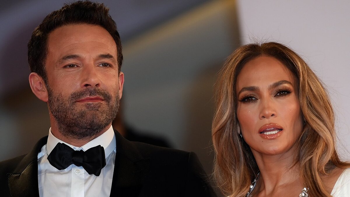 Jennifer Lopez in a trendy coat-dressing gown went shopping with Ben Affleck