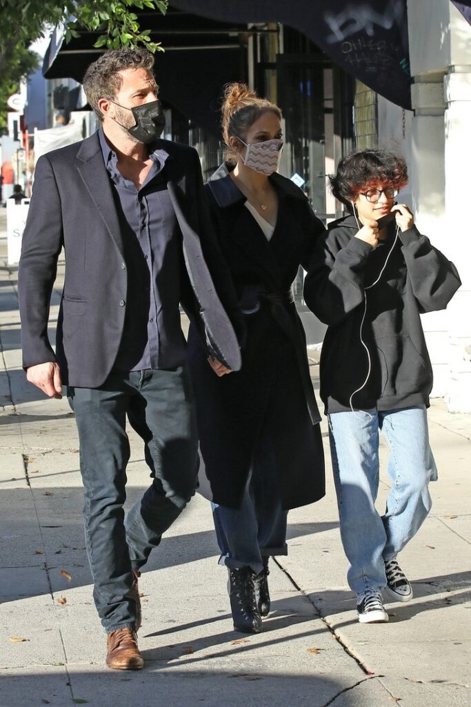 Дженнифер Лопес в трендовом пальто-халате прошлась с Беном Аффлеком по магазинам    