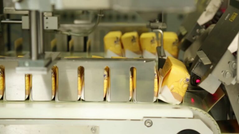 В Украине падает производство сливочного масла: продукт завозят из Польши и Беларуси - today.ua