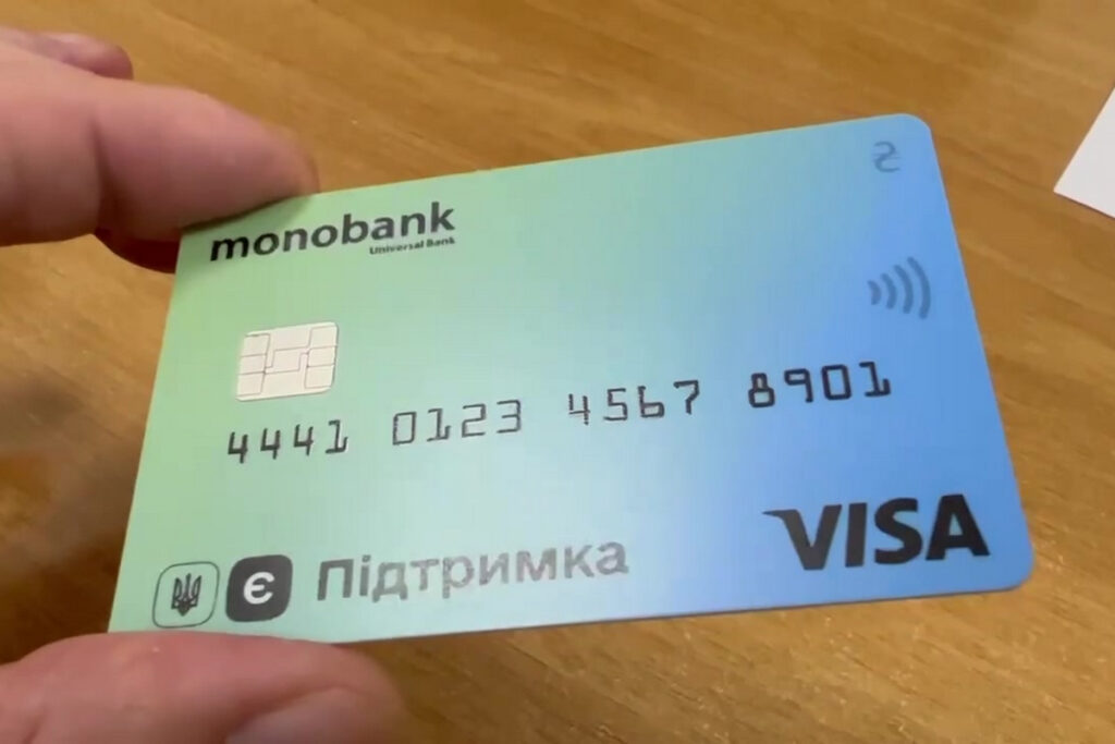 “Тисяча Зеленського“ тепер може прийти і на пластикову картку: monobank дав українцям таку можливість