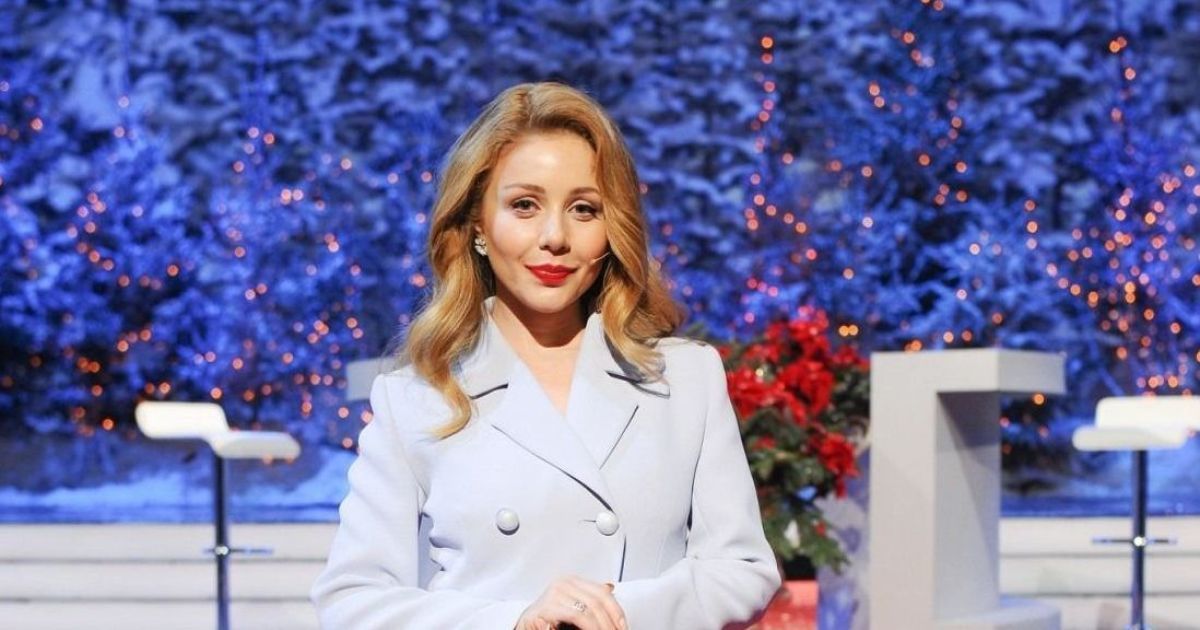 Тина Кароль в платье с эффектным декольте встретила Новый год с 13-летним сыном