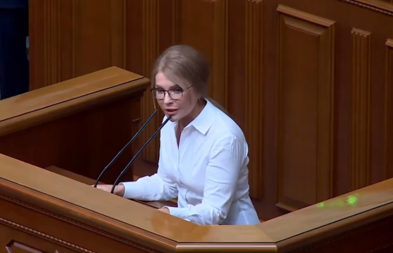 Размерчик маловат: Юлия Тимошенко в белой блузе подчеркнула недостатки фигуры