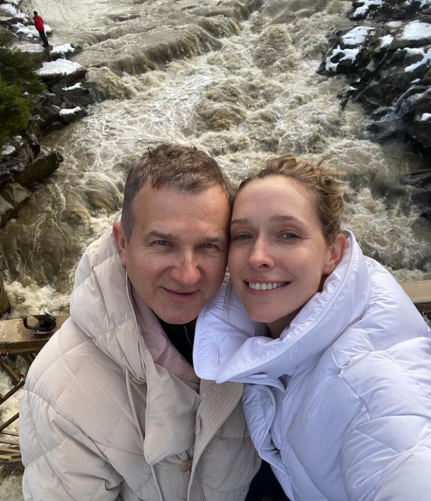 “Новогодняя поездка“: Катя Осадчая с Юрием Горбуновым провели первый зимний отпуск с двумя сыновьями    