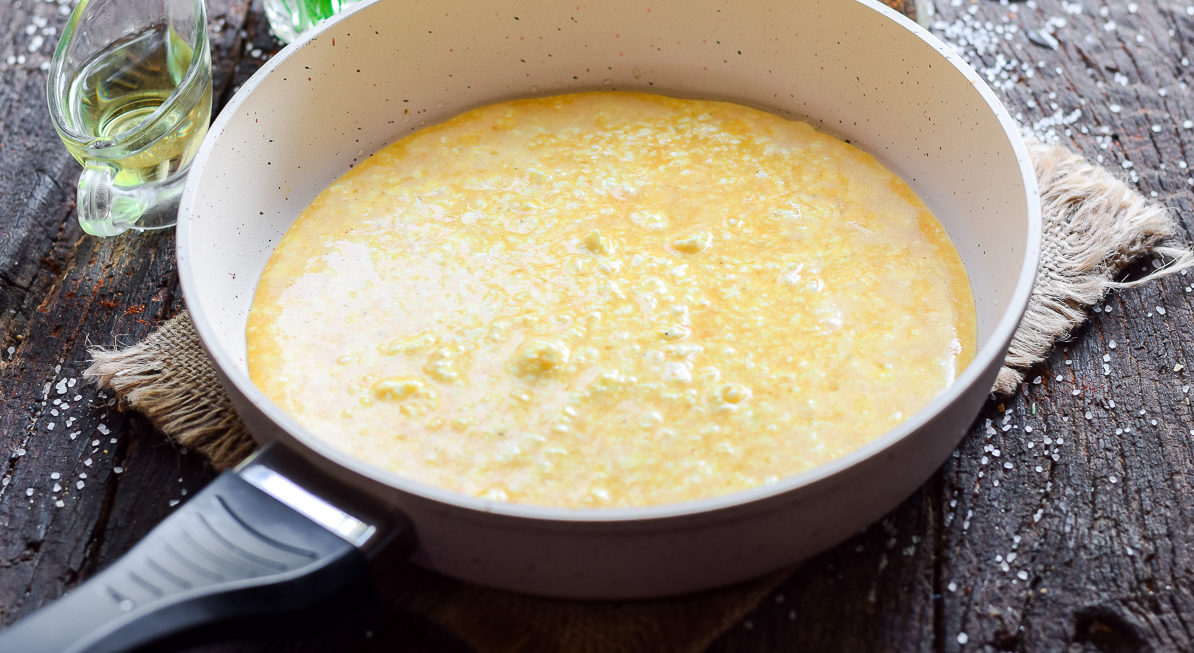 Творожный омлет на завтрак: простой рецепт сытного и питательного блюда из трех ингредиентов - today.ua