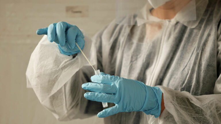 Медики розповіли, для кого штам коронавірусу “Омікрон“ є найнебезпечнішим - today.ua