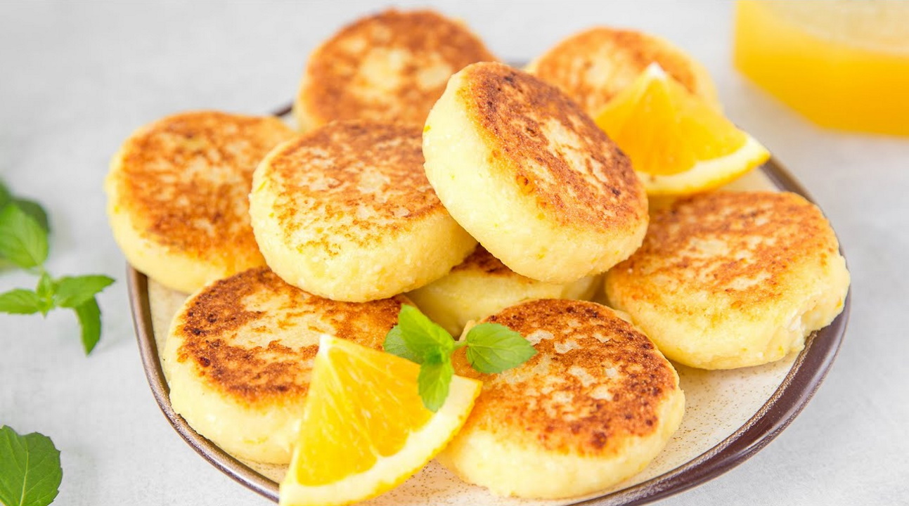 Какой секретный ингредиент нужно добавить в сырники, чтобы они получились воздушными и пышными - today.ua