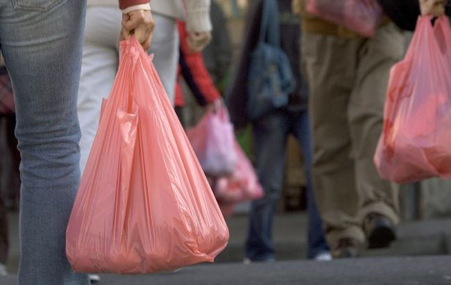 С 1 февраля в Украине поднимают цены на пластиковые пакеты: названа новая стоимость