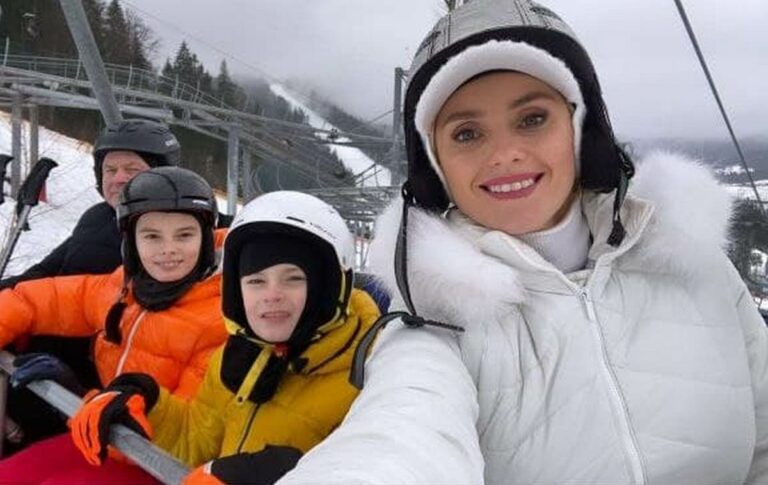 Ирина Федишин в белоснежном лыжном костюме активно проводит время с семьей в горах - today.ua
