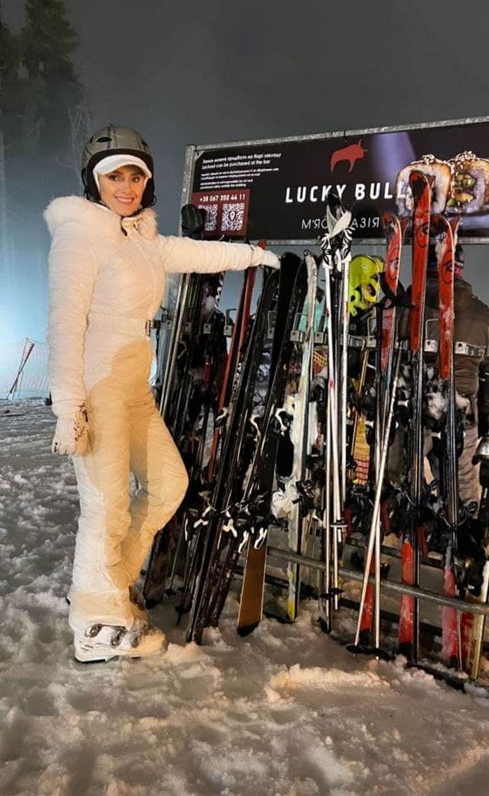 Ірина Федишин у білому лижному костюмі активно проводить час з родиною в горах