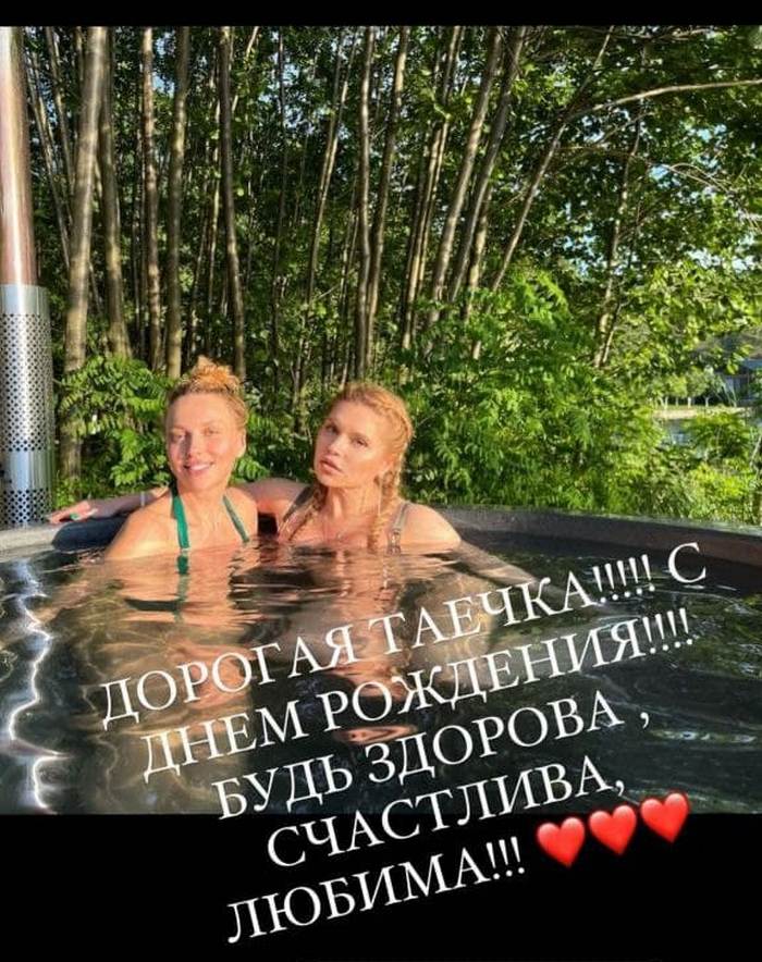 Две красавицы в бикини: Оля Полякова показала редкое фото с женой Олега Винника
