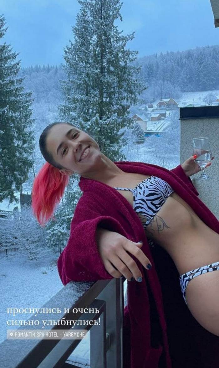 23-летняя дочь Тони Матвиенко в бикини позировала на фоне заснеженного леса