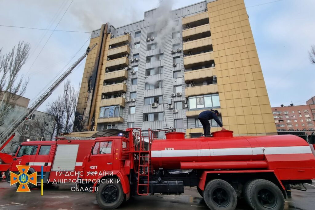 Пожежа в центральному офісі АТБ: у центрі Дніпра вигоріло 7 поверхів офісної дев'ятиповерхівки