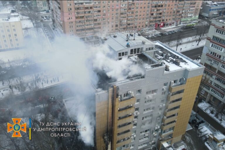 Пожежа в центральному офісі АТБ: у центрі Дніпра вигоріло 7 поверхів офісної дев'ятиповерхівки - today.ua