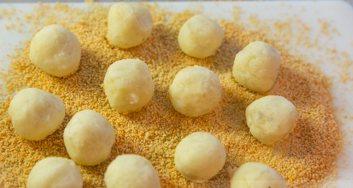 Картофельные шарики с сыром: рецепт пикантной закуски на праздничный и повседневный стол  
