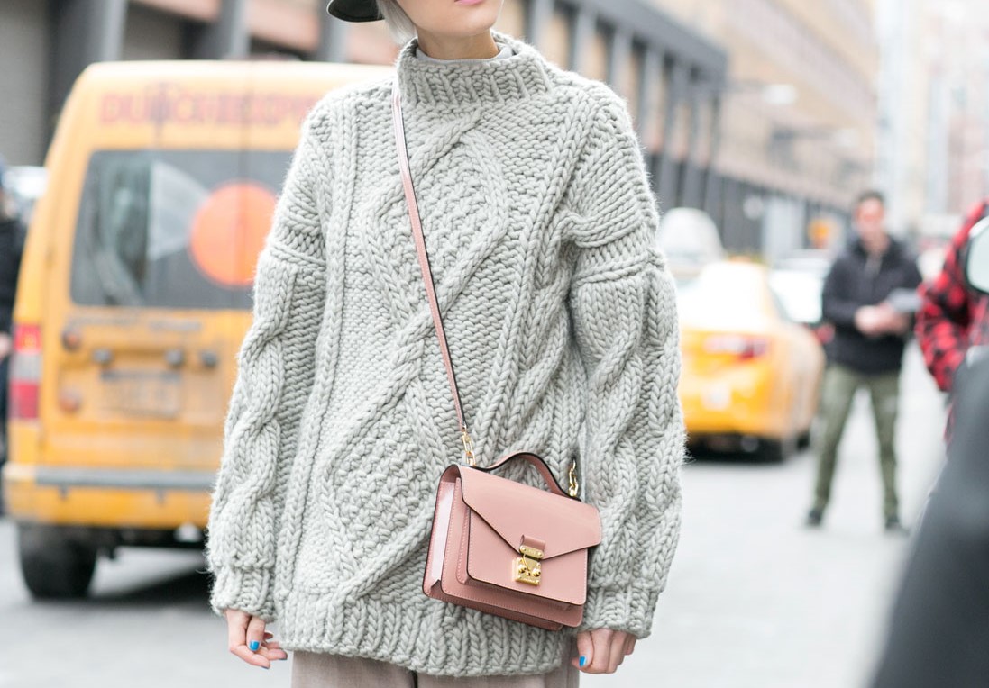 Самые модные свитеры зимы 2022: популярные фасоны и стильные сочетания с другими элементами гардероба