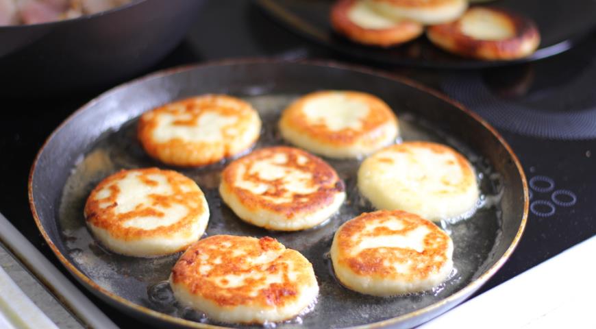 На якому борошні готувати сирники, щоб вони вийшли пишними та не підгоріли: рецепт ідеального сніданку