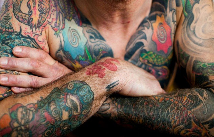 Викликають рак і генетичні мутації: в Україні можуть заборонити кольорові татуювання