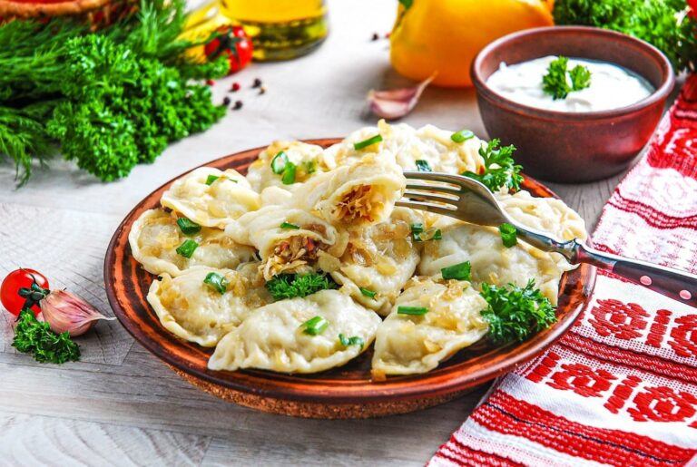 Вареники с тушеной капустой: рецепт одного из традиционных постных блюд на Святвечер  - today.ua