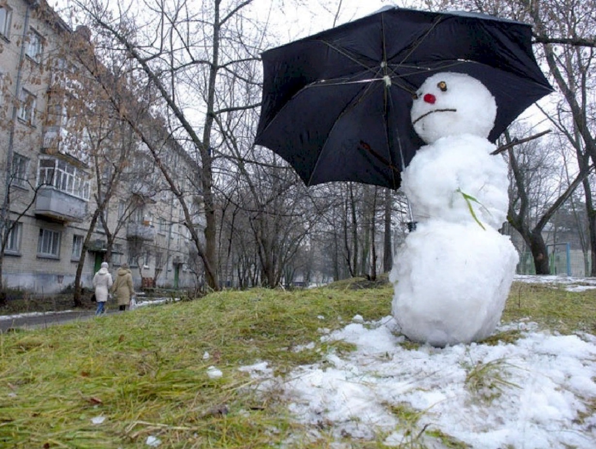 Почему без снега. Теплая зима. Снеговик с зонтом. Аномально теплая зима. Новый год без снега.