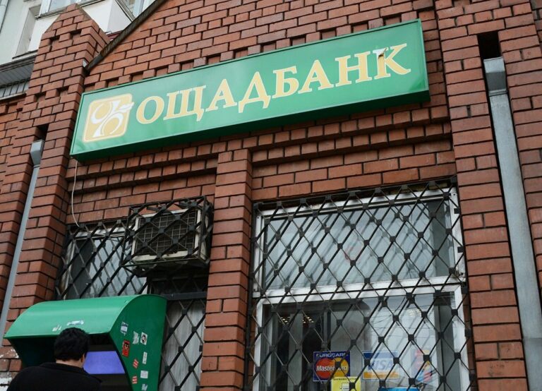 Ощадбанк нав'язує українцям кредитні картки та змушує витрачати з них гроші для отримання інших послуг - today.ua