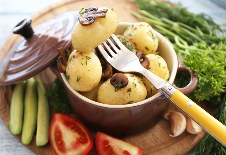 Як швидко зварити картоплю в мікрохвильовій печі: секретний спосіб, який знають тільки досвідчені кухарі - today.ua