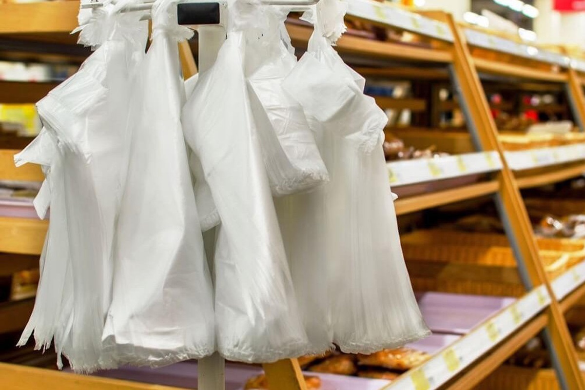 В Україні після 8 березня зникнуть із магазинів популярні пластикові пакети: у Мінприроди пояснили причину