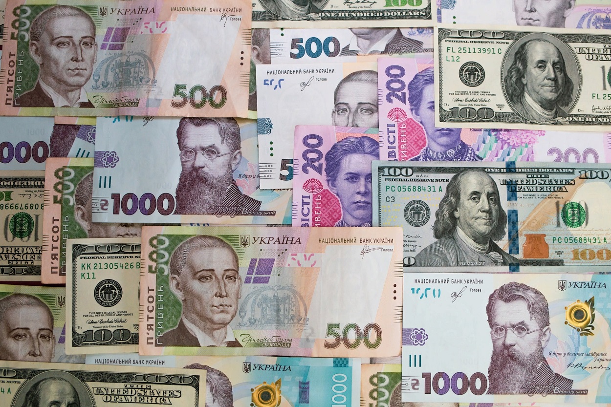 Доллар и евро теряют позиции, рубль и злотый дорожают: валютный рынок в Украине ждут изменения в марте