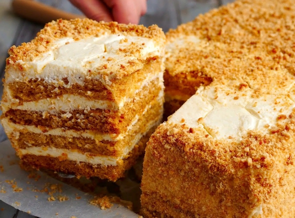 Торт “Медовик“ на сковороде за полчаса: простой рецепт любимого десерта со сливочным кремом